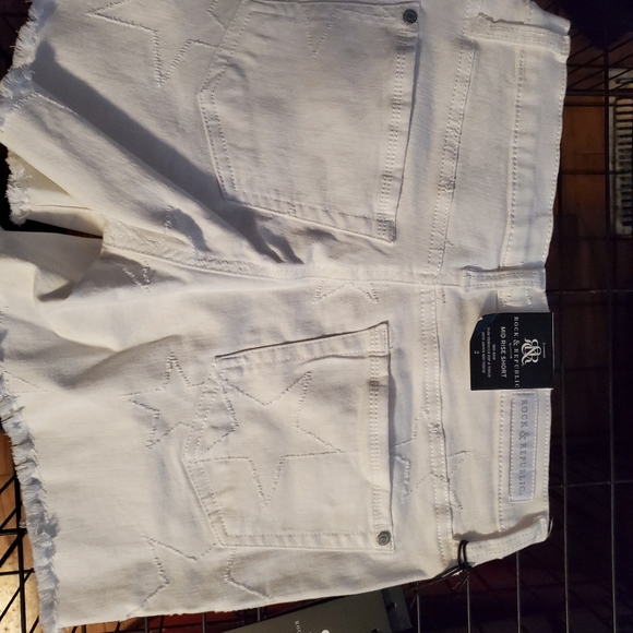 Shorts - Picture 3 of 3